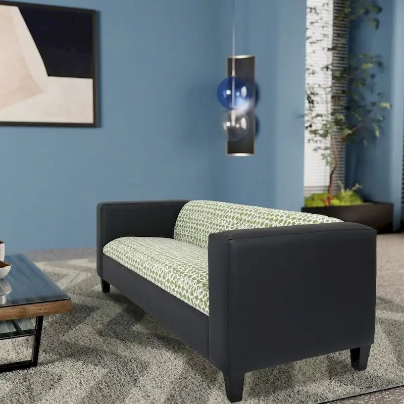 Trojmístná pohovka z umělé kůže s rámem z masivního dřeva ve stylu Mid-Century Modern
