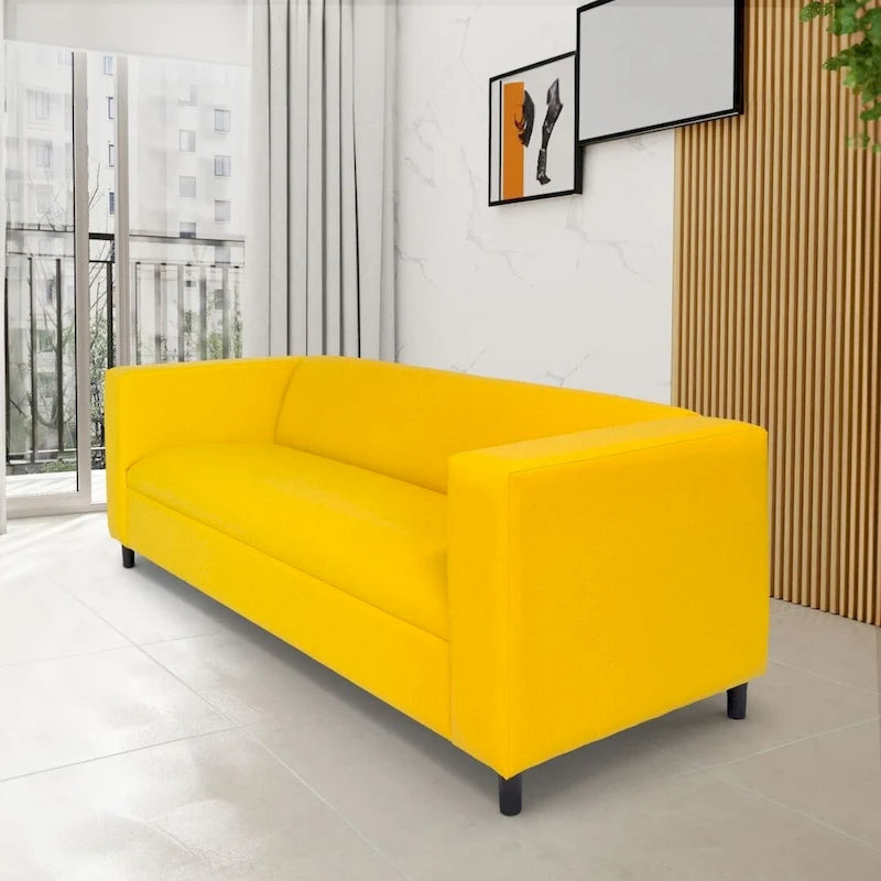Trojmístná pohovka z umělé kůže s rámem z masivního dřeva ve stylu Mid-Century Modern